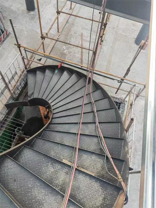 楼梯的玻璃栏杆与北京铁艺楼梯材质栏杆的比较